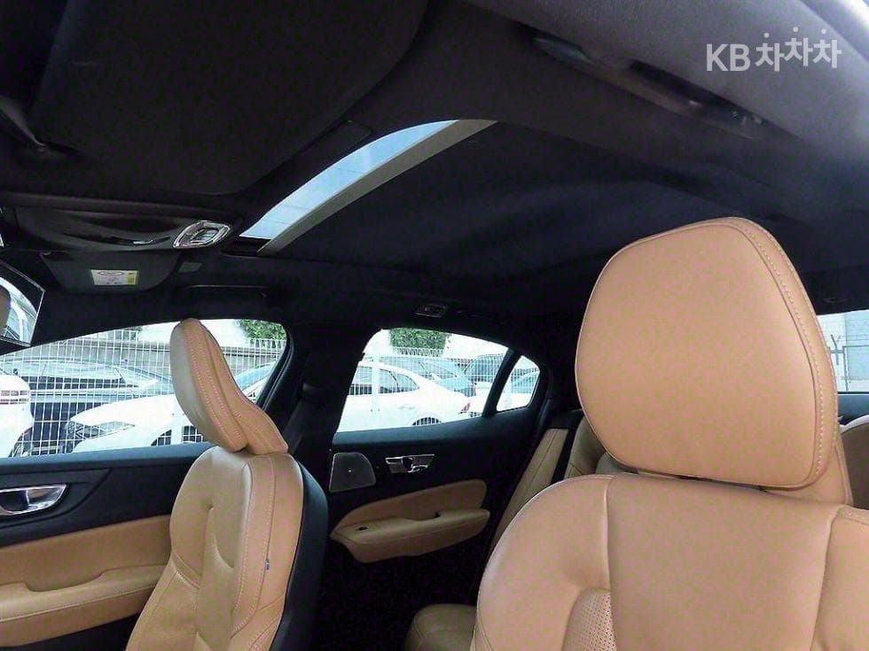 Volvo S60 3-토 поколение2.0 B5 Inscription - 18