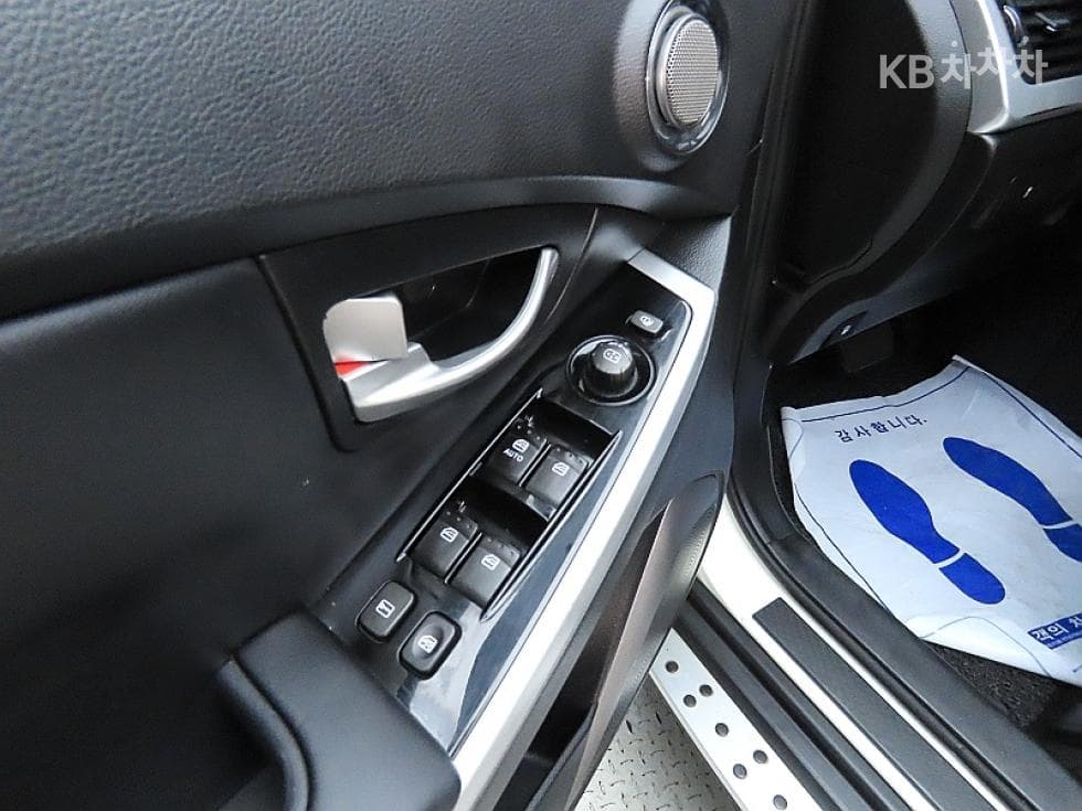 KG Mobility New코란도 C2.0 CVT 2WD High-end Type - 13