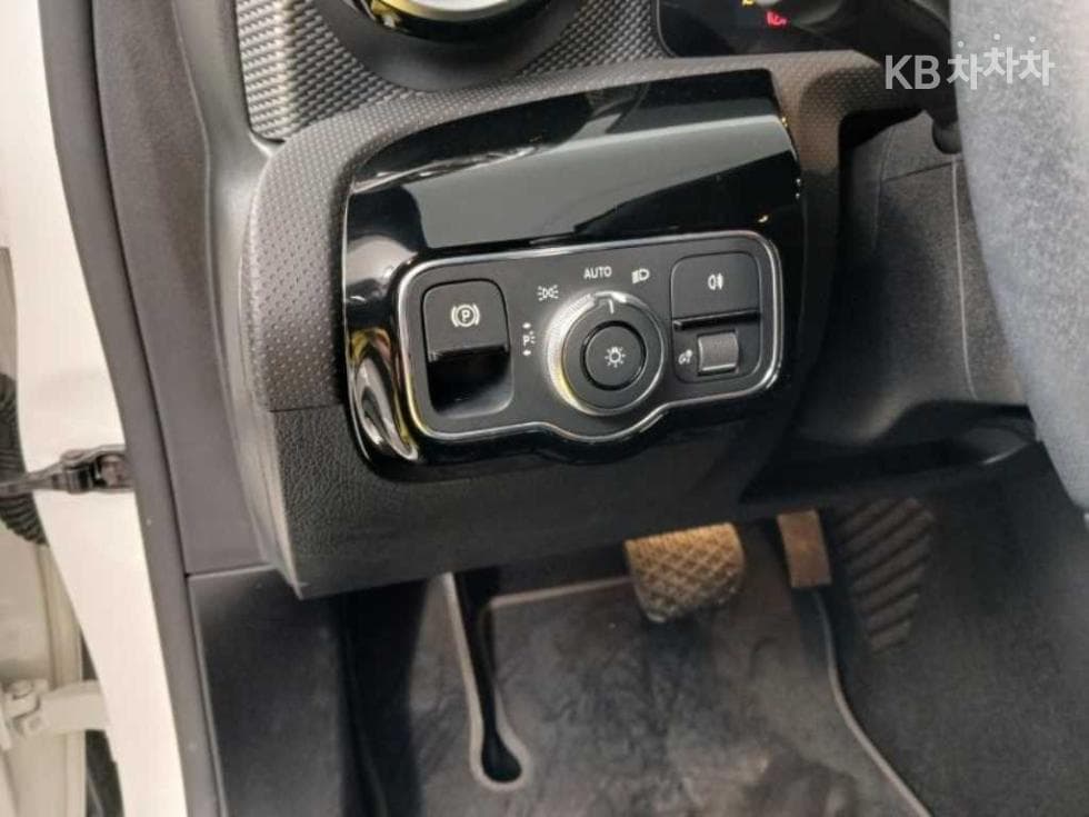 Mercedes-Benz A클래스(W177)A220 Sedan - - 12