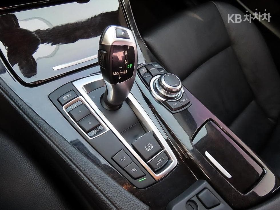 (30mo2557)BMW New 5 Series 528i F10 (10-16 years) - 11