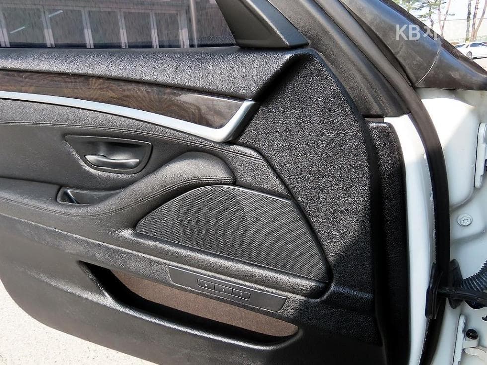 (30mo2557)BMW New 5 Series 528i F10 (10-16 years) - 12