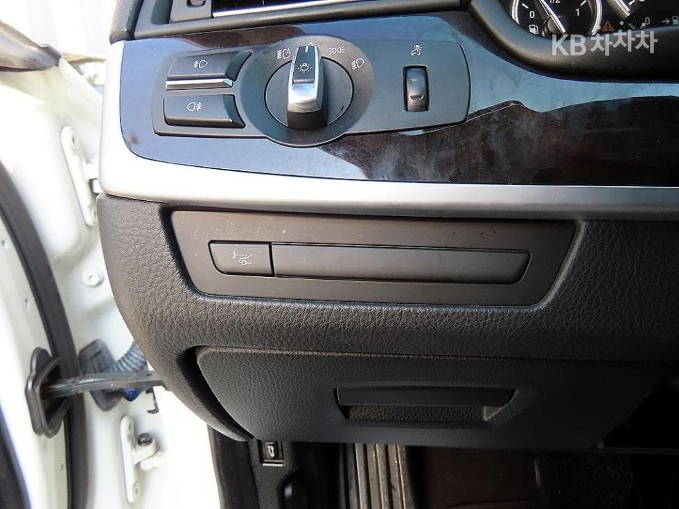 (30mo2557)BMW New 5 Series 528i F10 (10-16 years) - 13