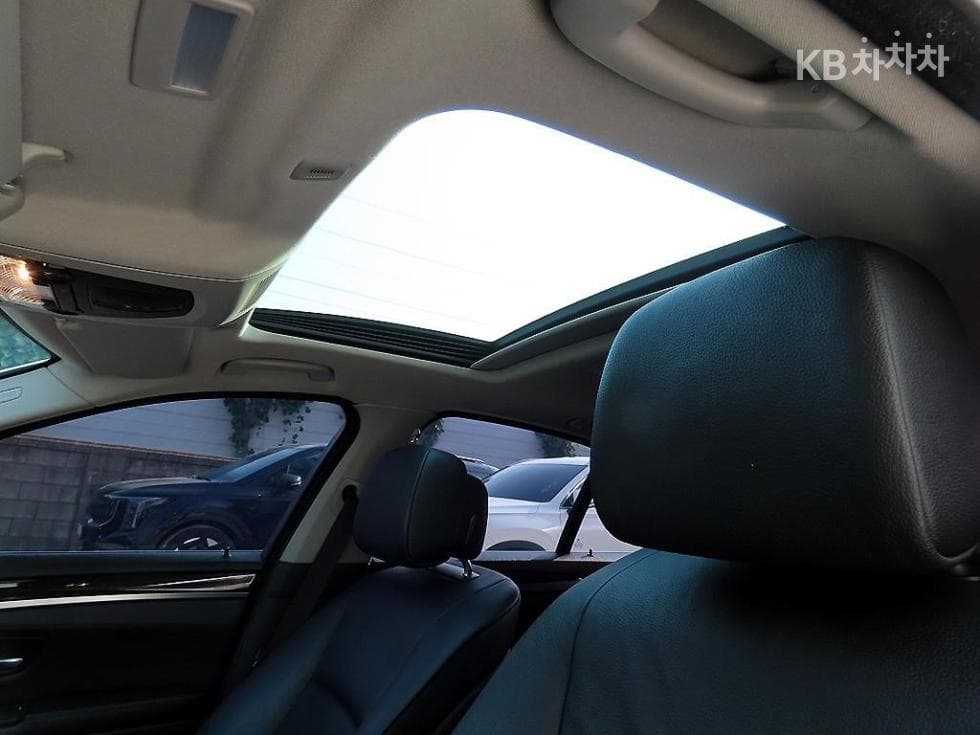 (30mo2557)BMW New 5 Series 528i F10 (10-16 years) - 18