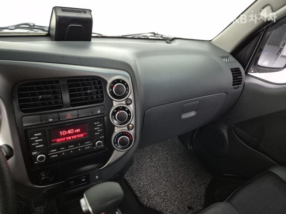 Киа The New (фейслифт) Бонго 3 (лек)1 тон Королевска кабина Удължено междуосие 2WD L Базов - 9