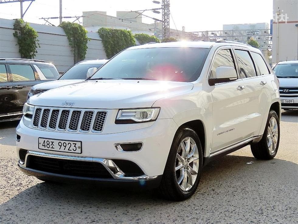 Jeep Grand Cherokee 3.0 CRD Overland Summit WK2 - Image 1