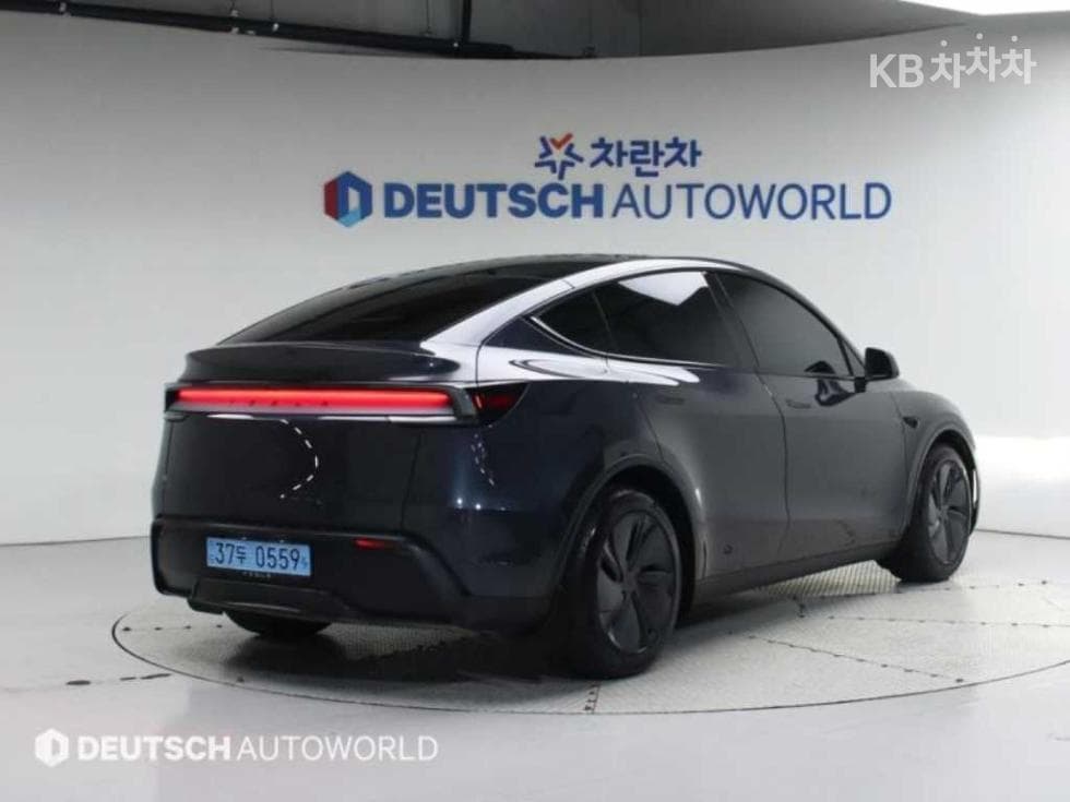 Tesla Model Y RWD Base - Image 2