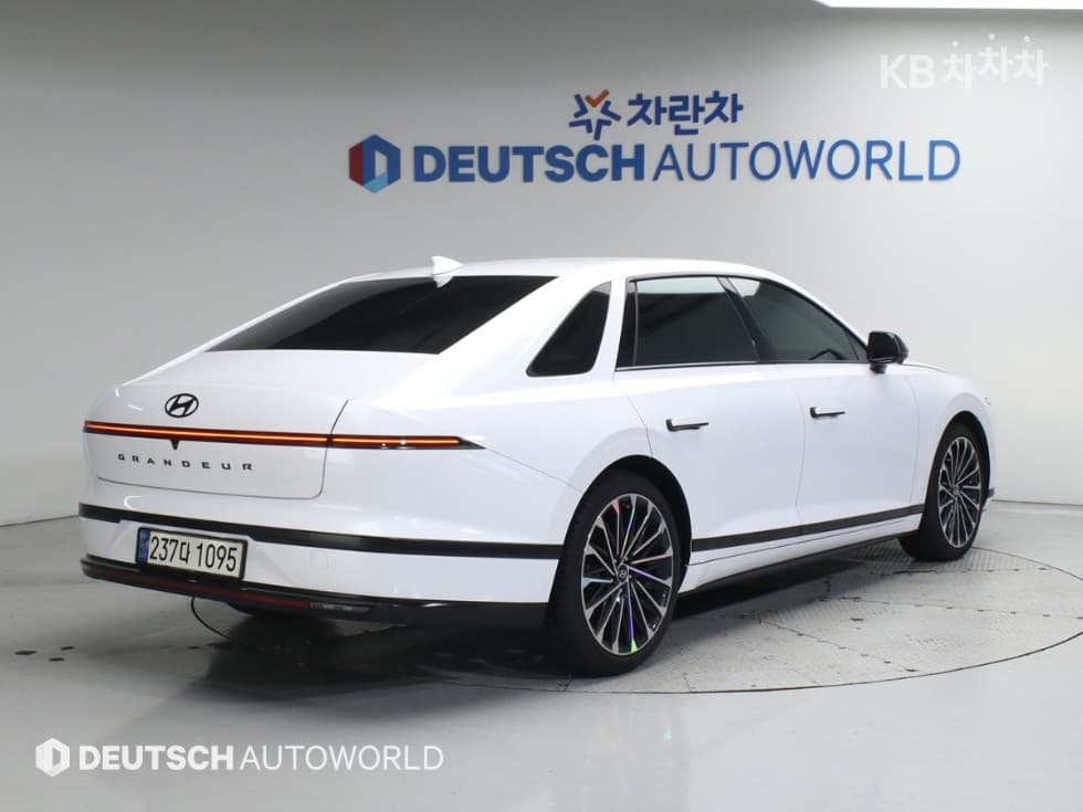 Hyundai All New Granger Hybrid 1.6 Turbo Gasoline Calligraphy Black Exterior - Image 2