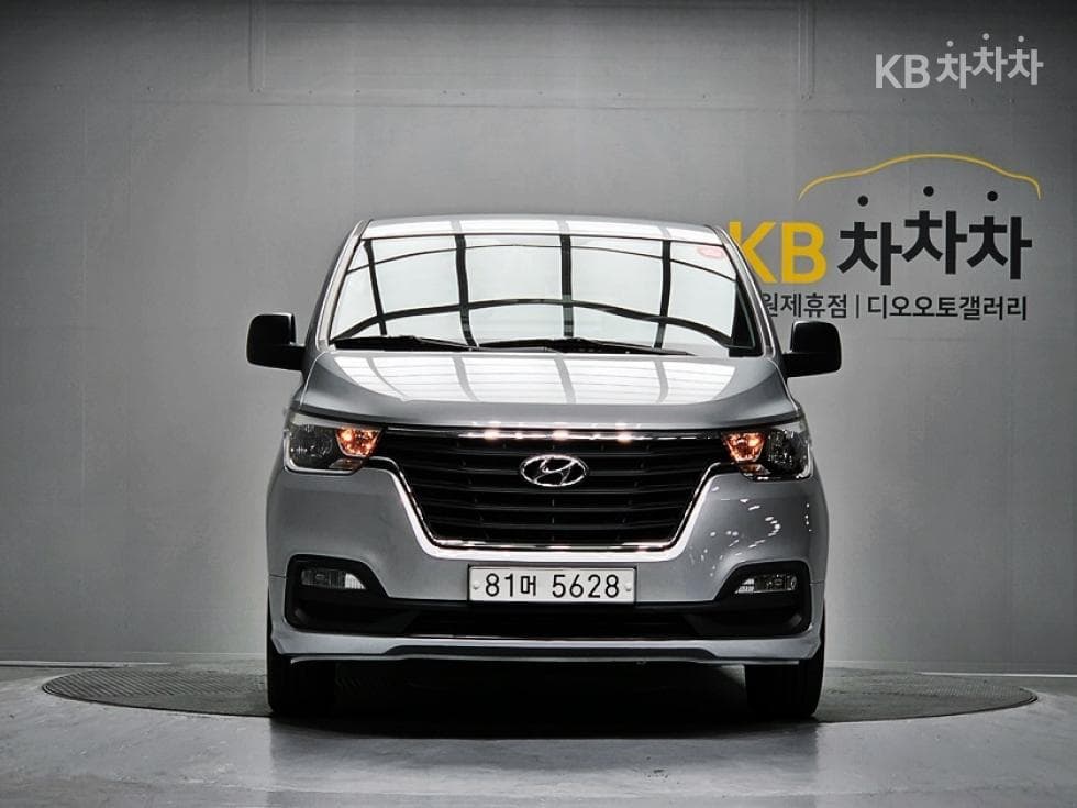 Hyundai The New Grand Starex Van 5 Passenger Smart - Image 1