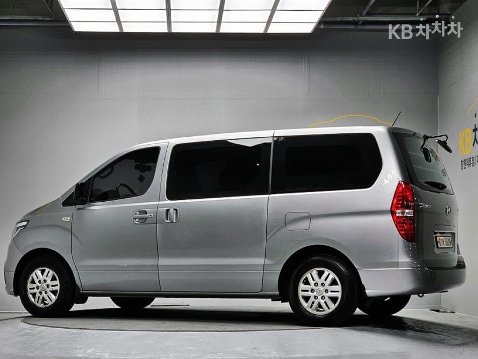 Hyundai The New Grand Starex Van 5 Passenger Smart - Image 3