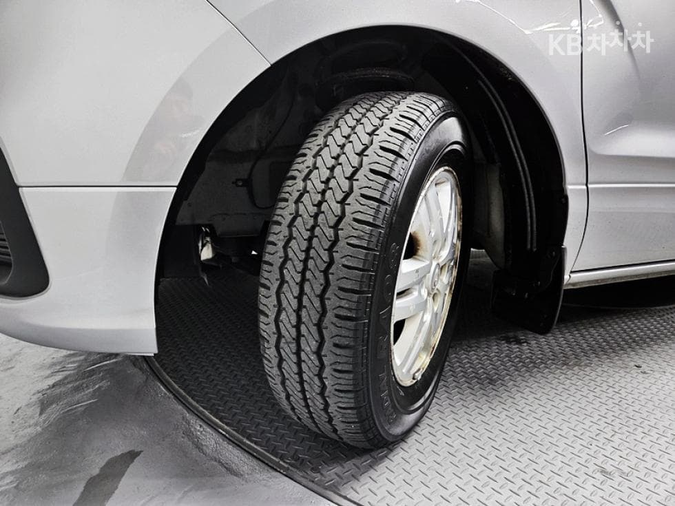 (81mer5628)Hyundai The New Grand Starex Van 5 Passenger Smart - 18