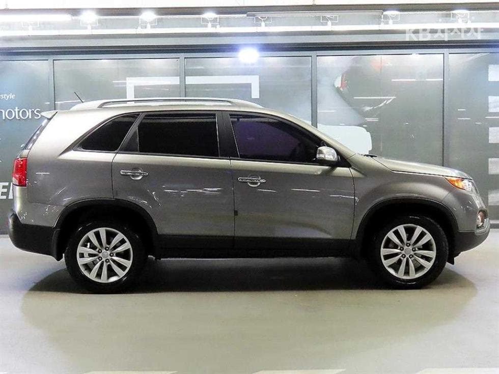 Kia Sorento R Diesel 2.0 2WD TLX Top of the Line - Image 3