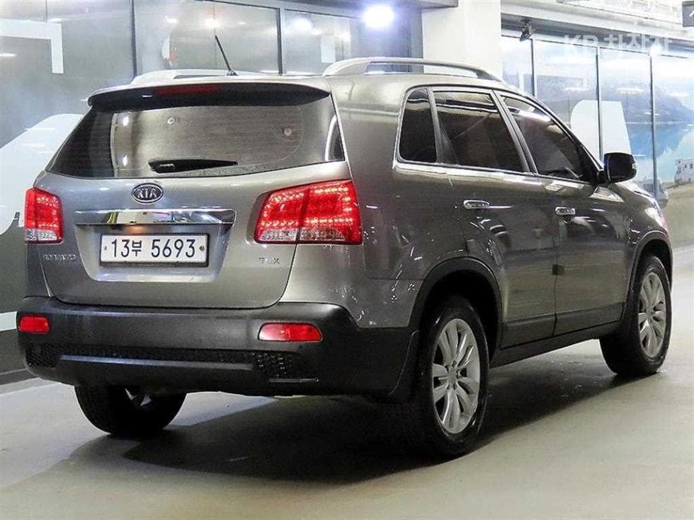 Kia Sorento R Diesel 2.0 2WD TLX Top of the Line - Image 4