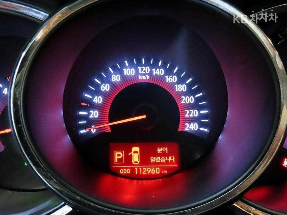 (13Part 5693)Kia SorentoR Diesel 2.0 2WD TLX Top of the Line - 9