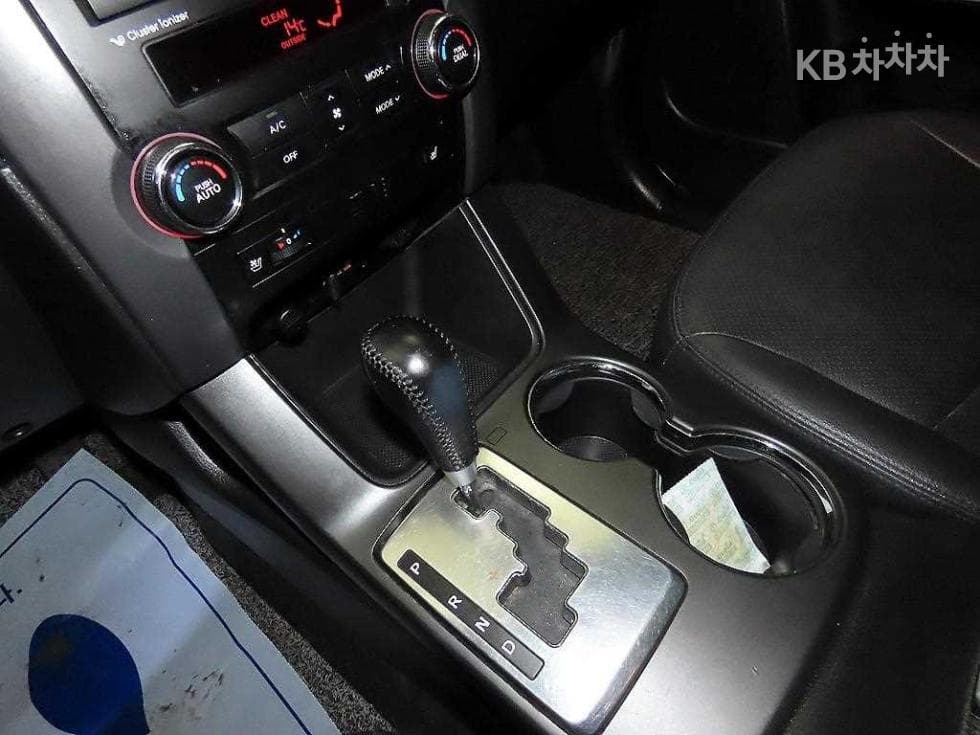 (13Part 5693)Kia SorentoR Diesel 2.0 2WD TLX Top of the Line - 12