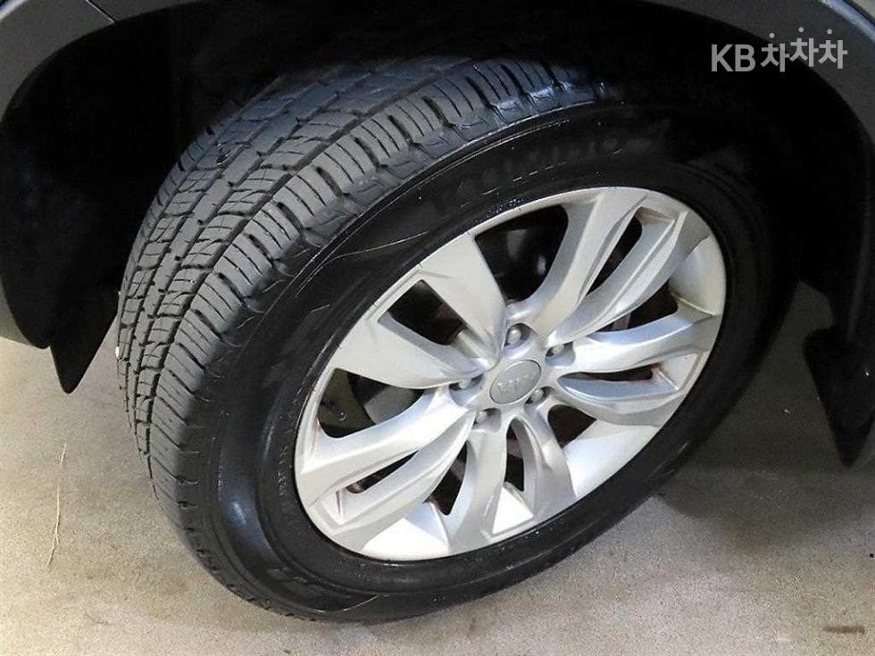 (13Part 5693)Kia SorentoR Diesel 2.0 2WD TLX Top of the Line - 20