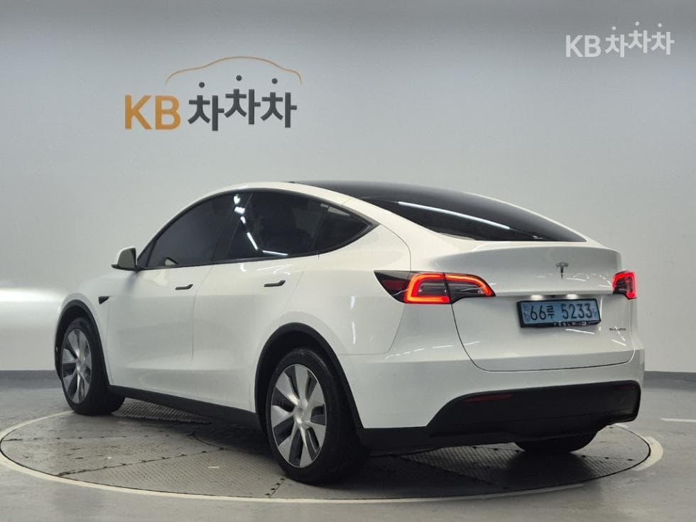 Tesla Model Y Long Range - Image 2