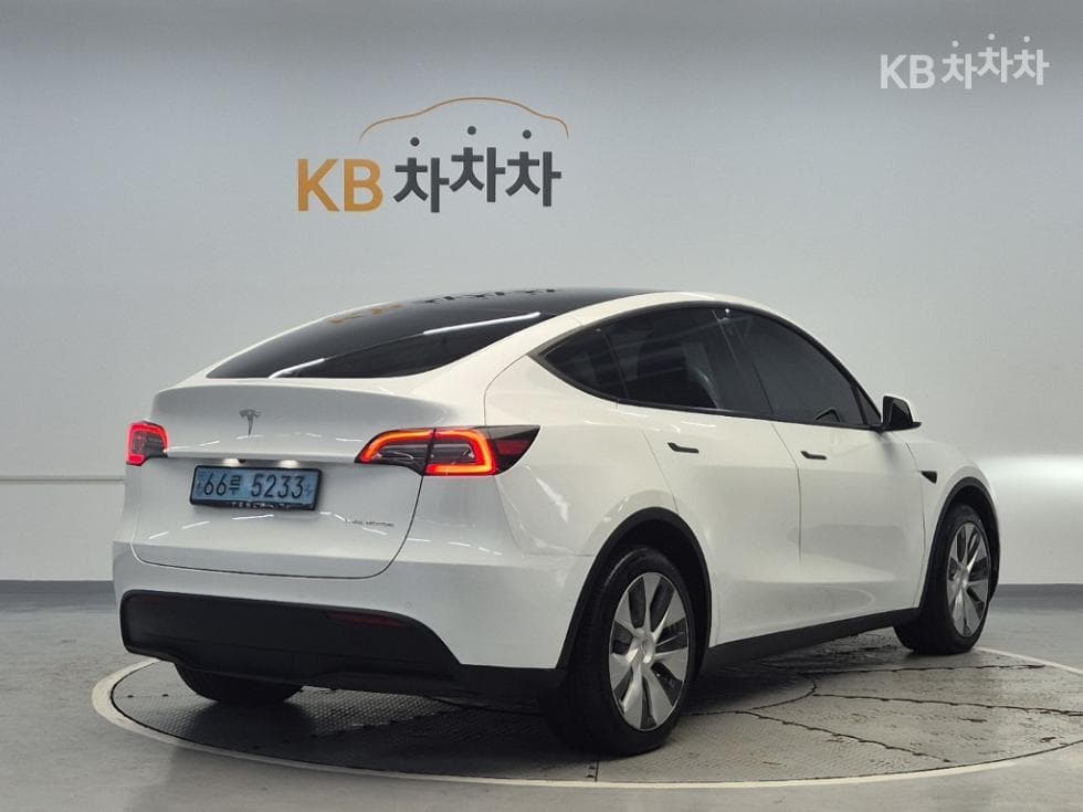 Tesla Model Y Long Range - Image 3