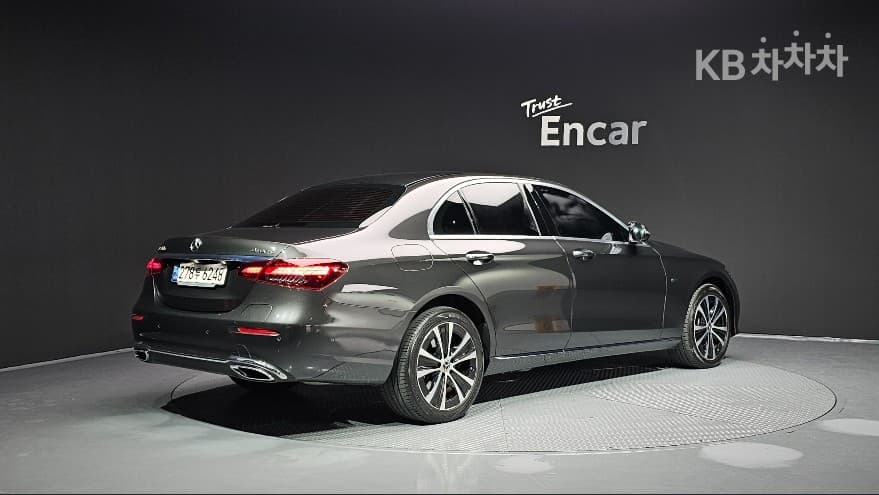 Mercedes-Benz E-Class (W213) E300e 4MATIC Exclusive - Image 2