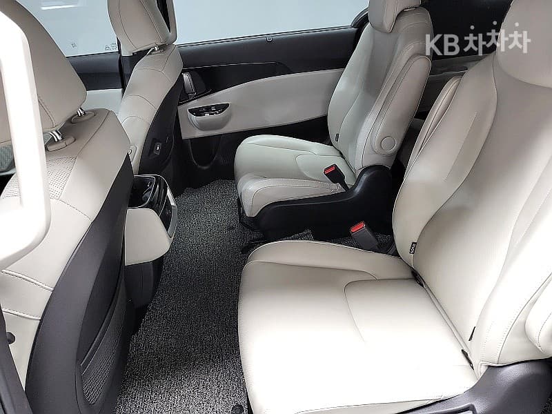 Kia Carnival 4th generationD2.2 9-seater Noblesse - 9