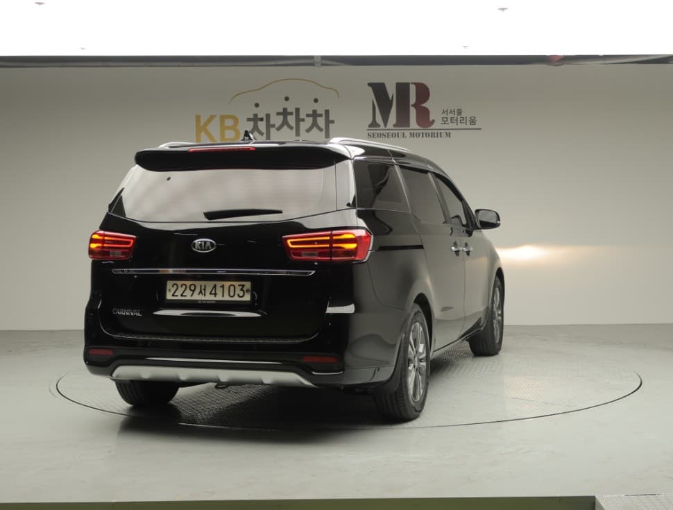 Kia The New (facelift) Carnival9-seater 2.2 Diesel Luxury - 2