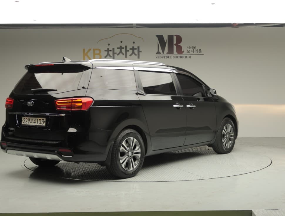 Kia The New (facelift) Carnival9-seater 2.2 Diesel Luxury - 3