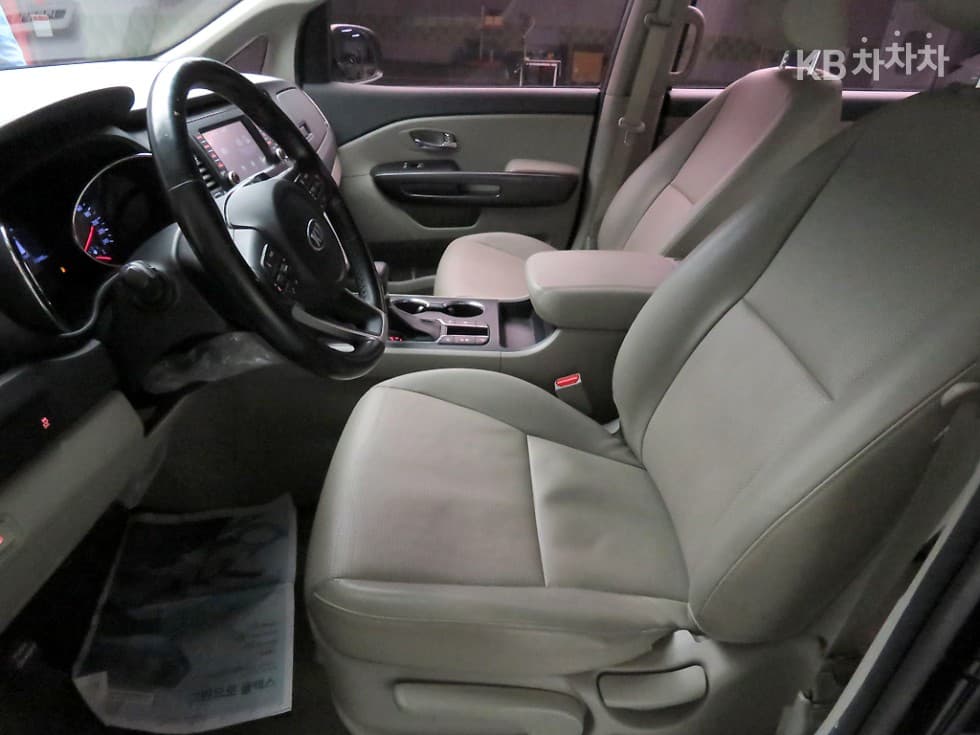 Kia The New (facelift) Carnival9-seater 2.2 Diesel Luxury - 5