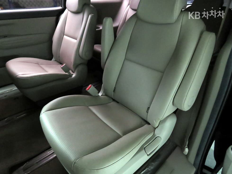 Kia The New (facelift) Carnival9-seater 2.2 Diesel Luxury - 6