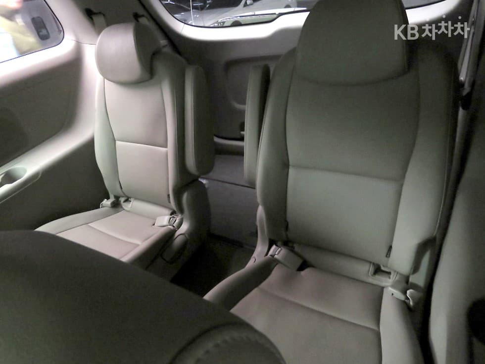 Kia The New (facelift) Carnival9-seater 2.2 Diesel Luxury - 7