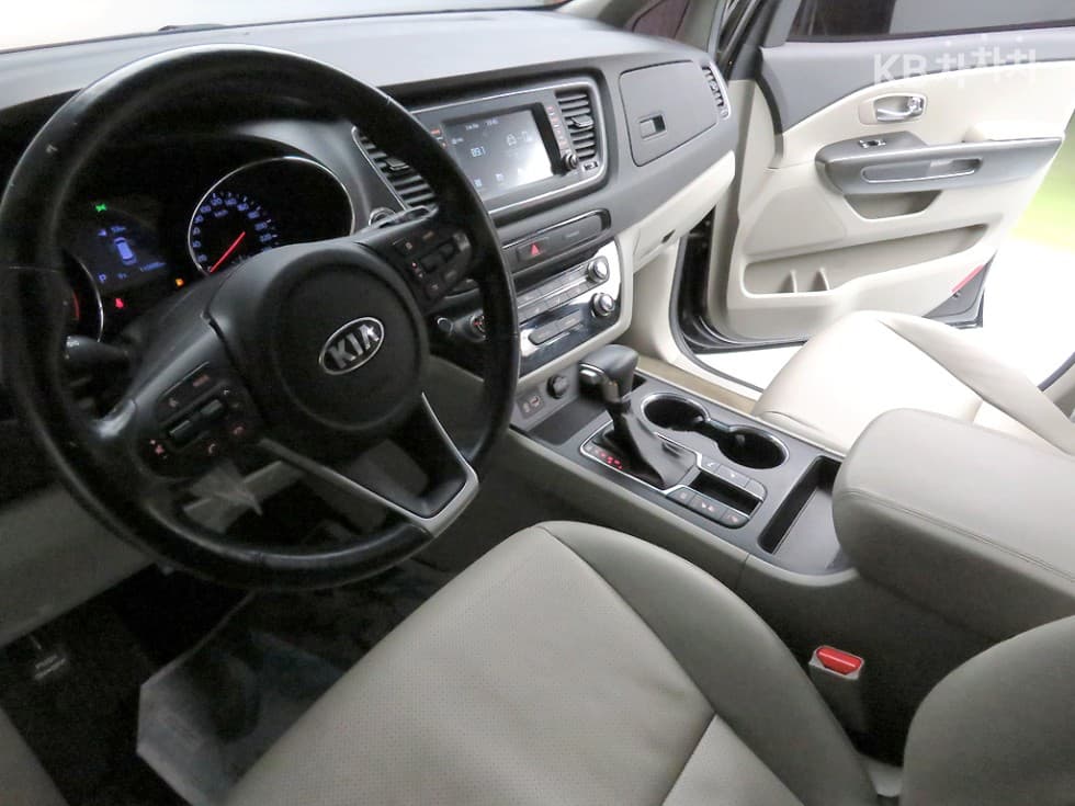 Kia The New (facelift) Carnival9-seater 2.2 Diesel Luxury - 8