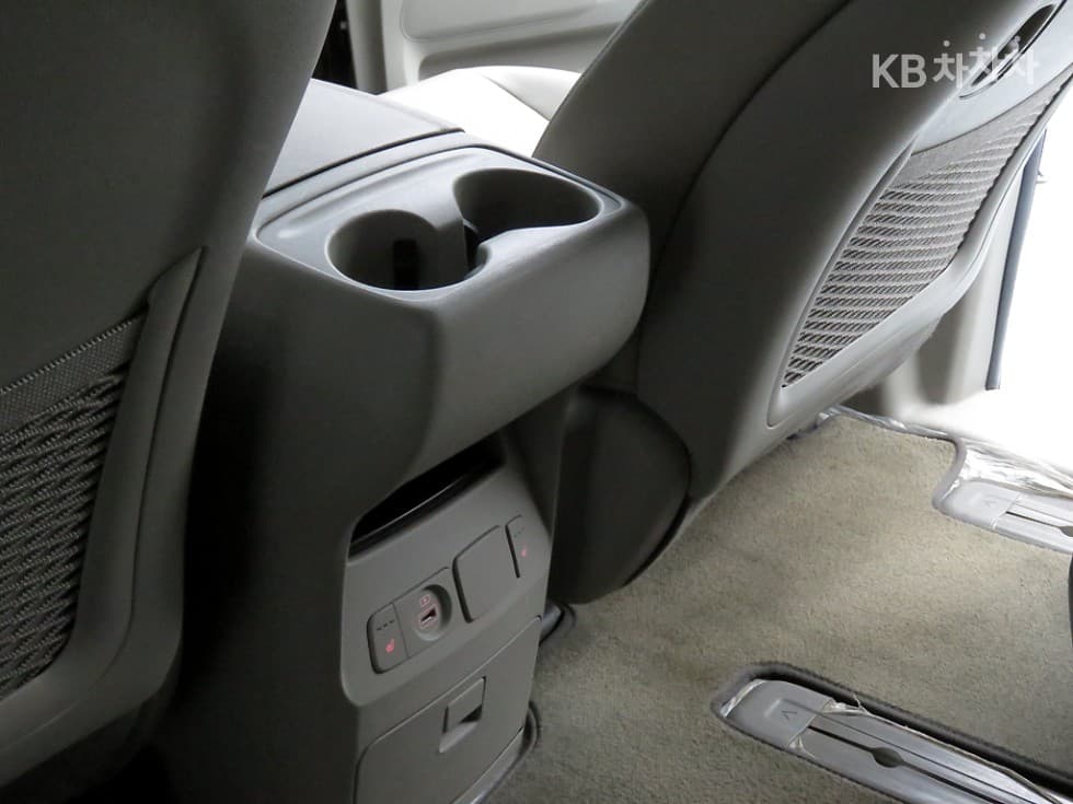 Kia The New (facelift) Carnival9-seater 2.2 Diesel Luxury - 16