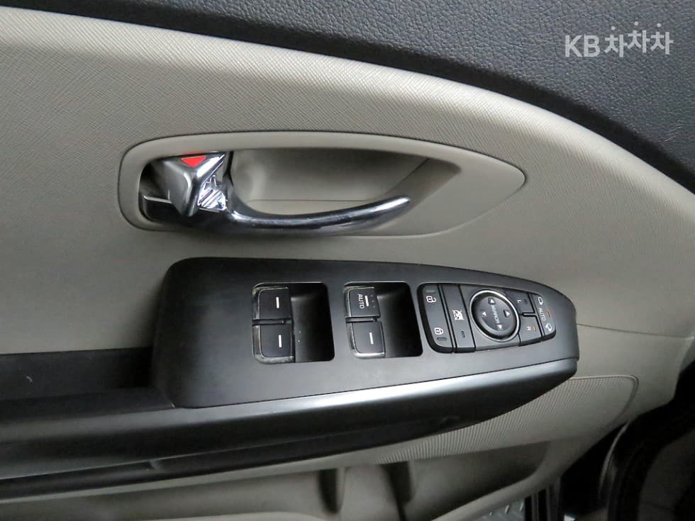 Kia The New (facelift) Carnival9-seater 2.2 Diesel Luxury - 17