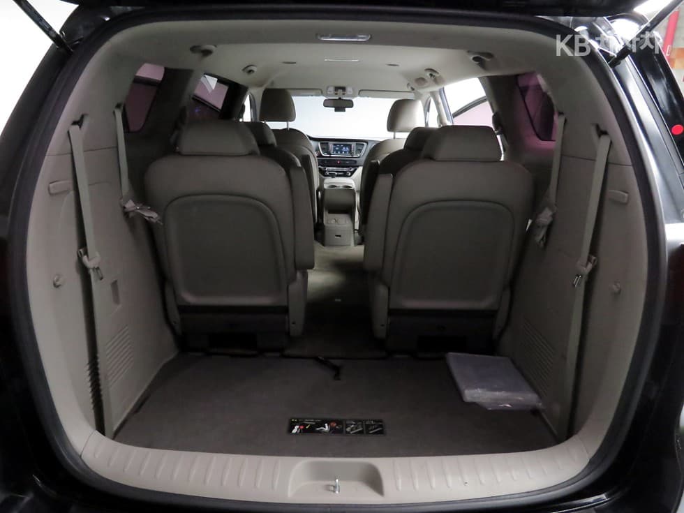 Kia The New (facelift) Carnival9-seater 2.2 Diesel Luxury - 18