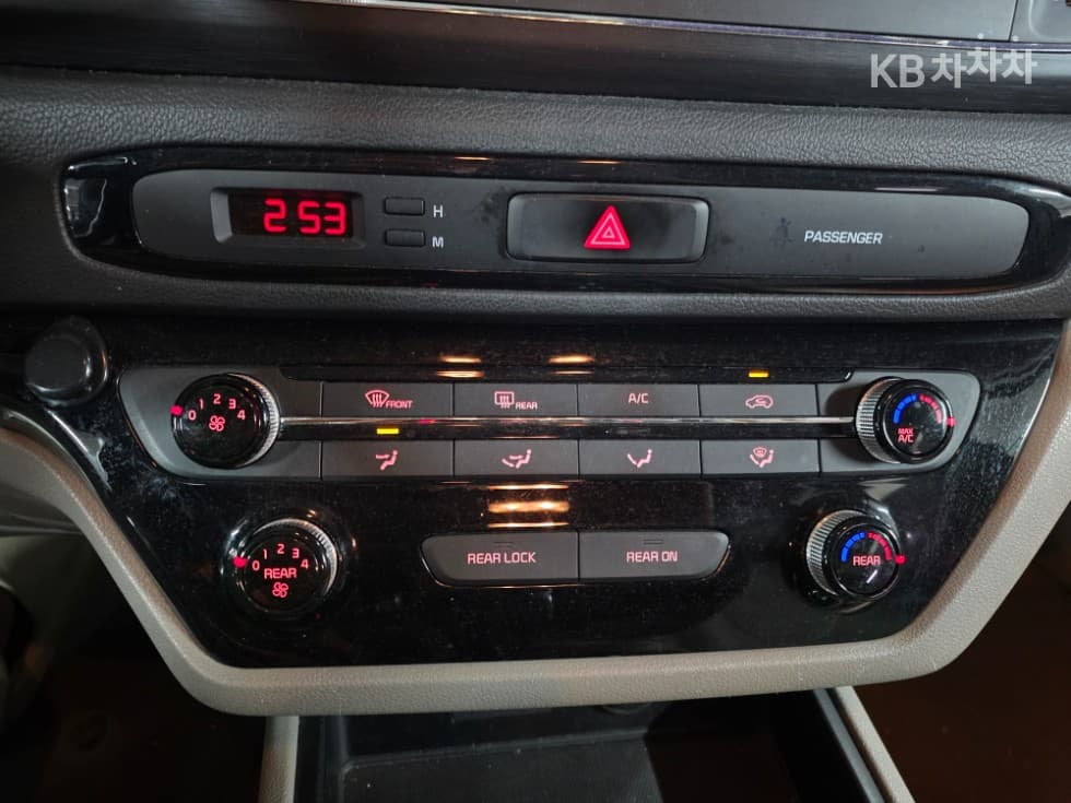 Kia The New (facelift) Carnival9-seater 2.2 Diesel Luxury - 21