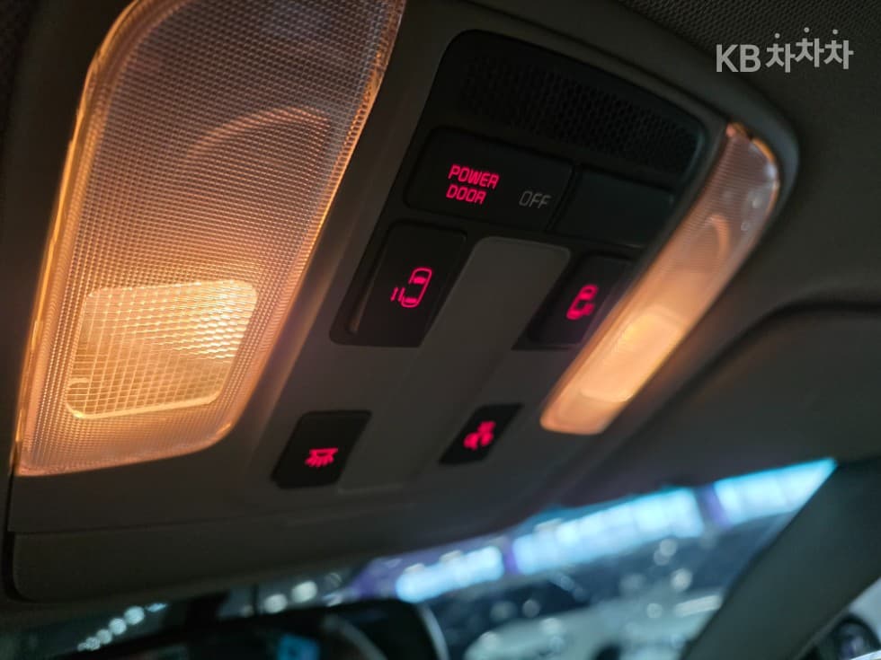 Kia The New (facelift) Carnival9-seater 2.2 Diesel Luxury - 22