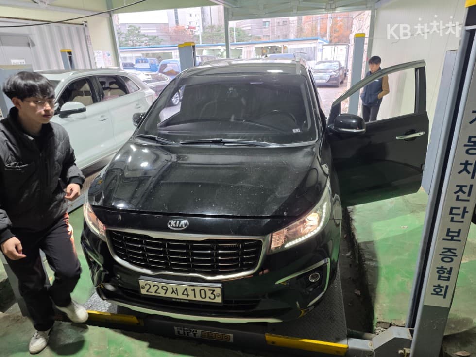 Kia The New (facelift) Carnival9-seater 2.2 Diesel Luxury - 27