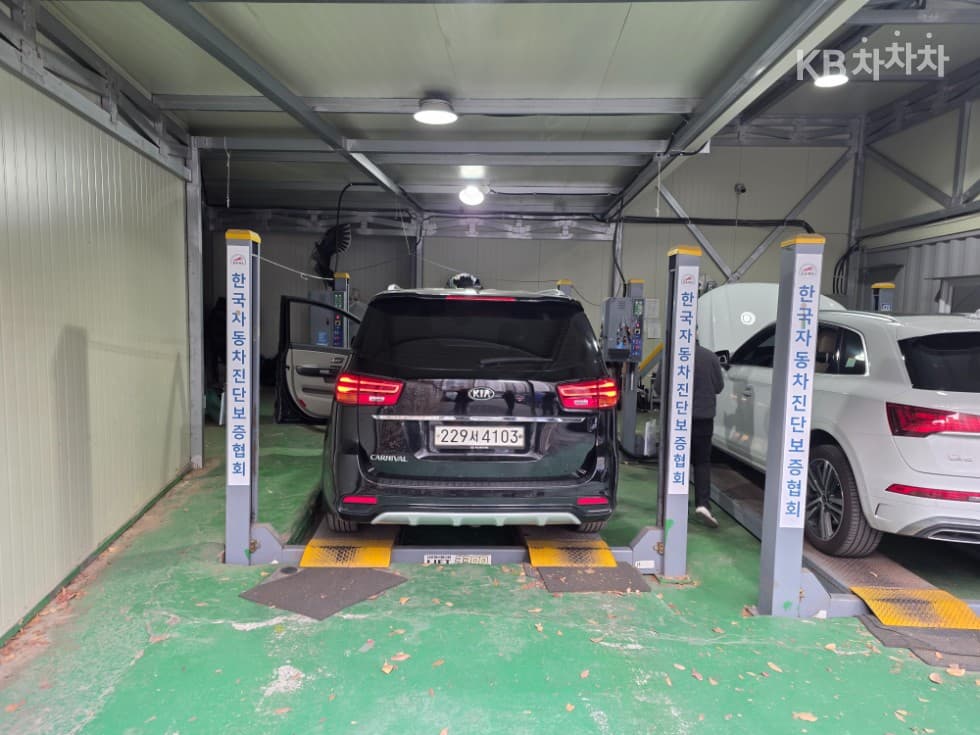 Kia The New (facelift) Carnival9-seater 2.2 Diesel Luxury - 28