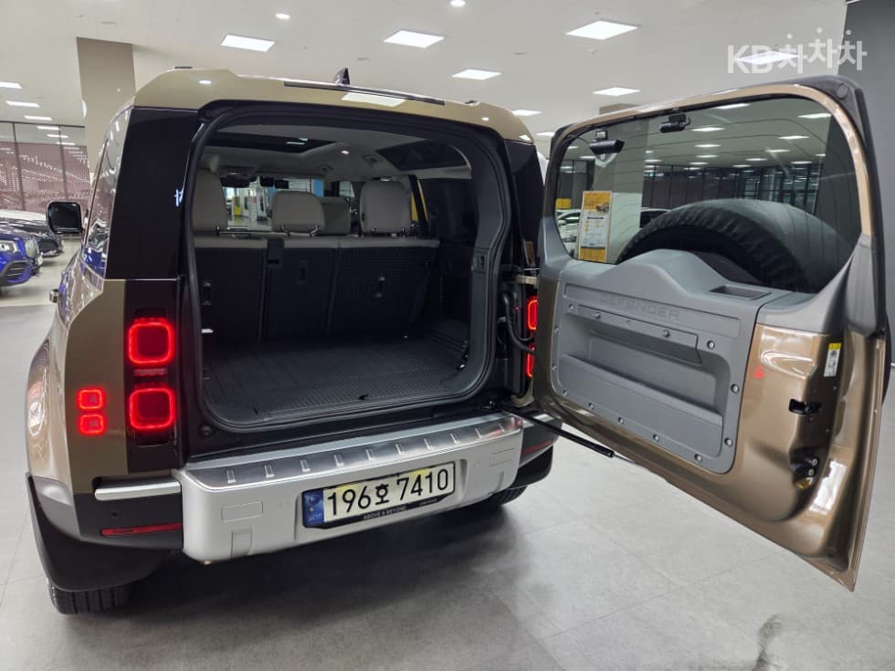 Land Rover 디펜더(L663)110 D250 SE - 24