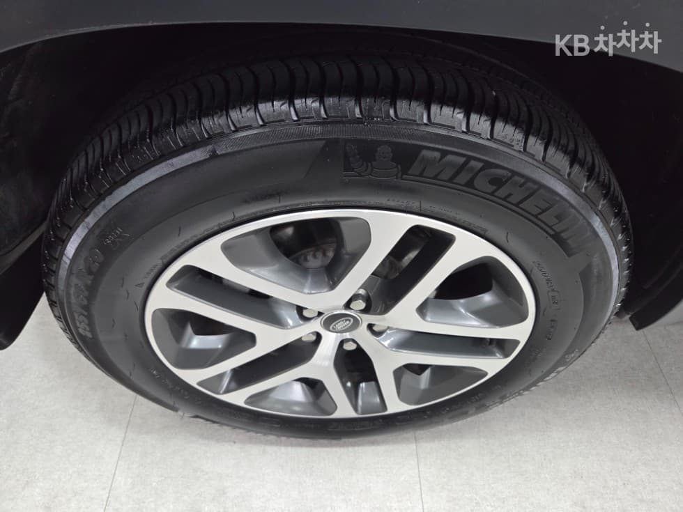 Land Rover 디펜더(L663)110 D250 SE - 28