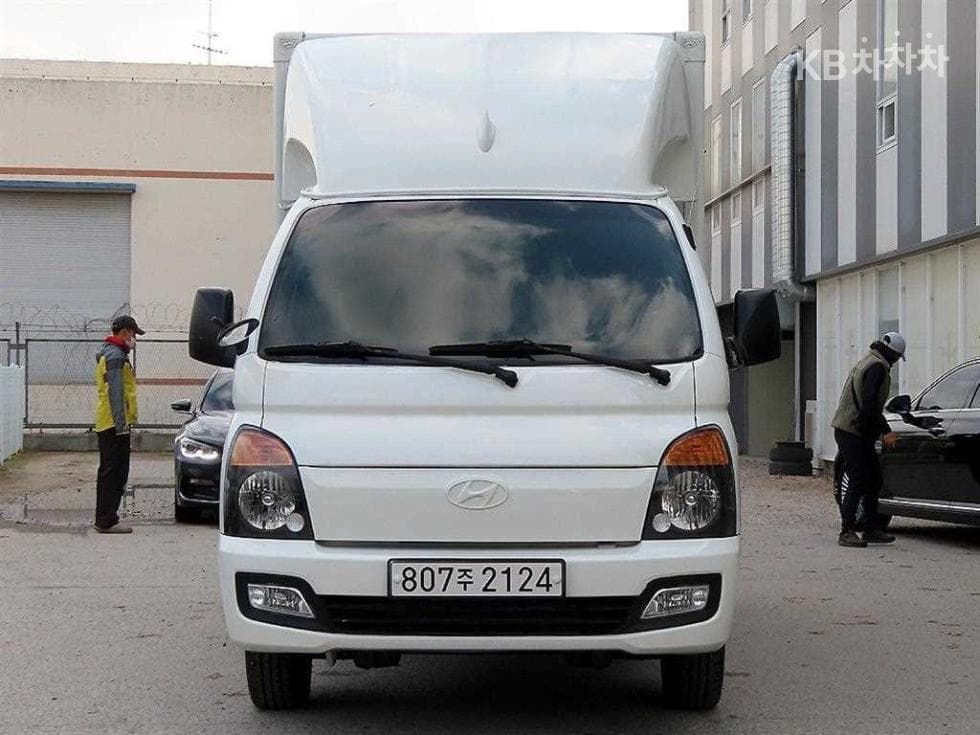 Hyundai Porter 2 Extra Long 일반캡 Box Truck - Image 1