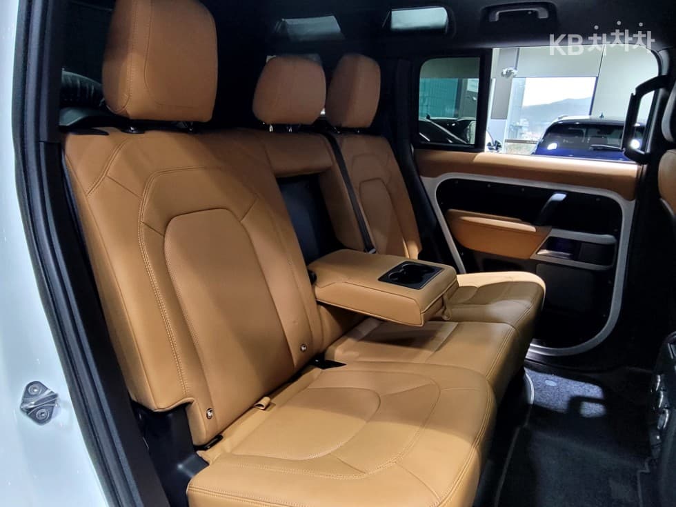 Land Rover 디펜더(L663)110 D300 HSE - 29