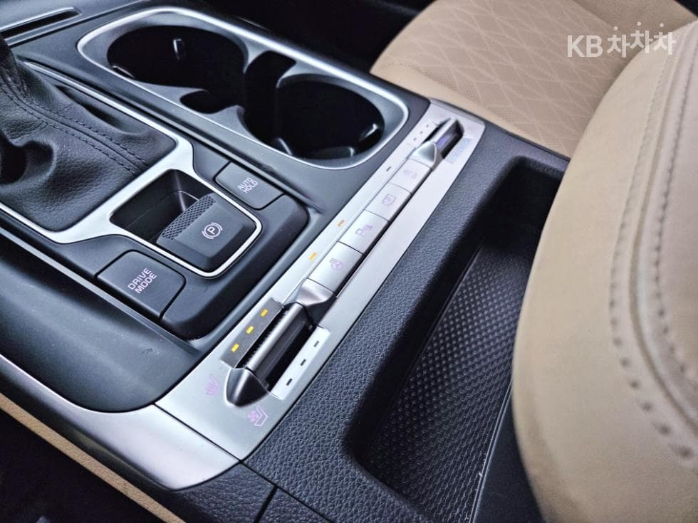 Kia Carnival 4th generationD2.2 9-seater Prestige - 17