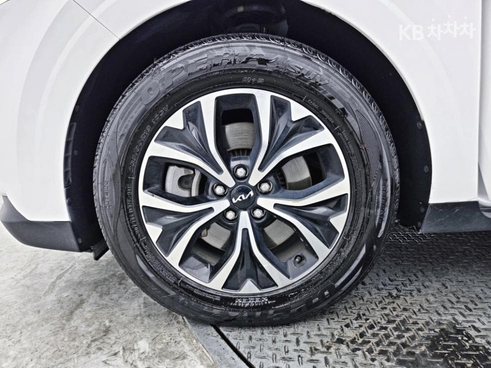 Kia Carnival 4th generationD2.2 9-seater Prestige - 24