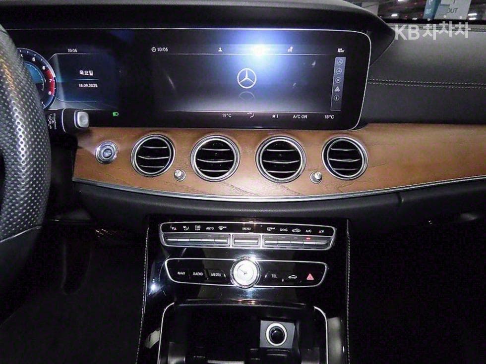 Mercedes-Benz E-Клас (W213)E300 4Matic Exclusive - 11