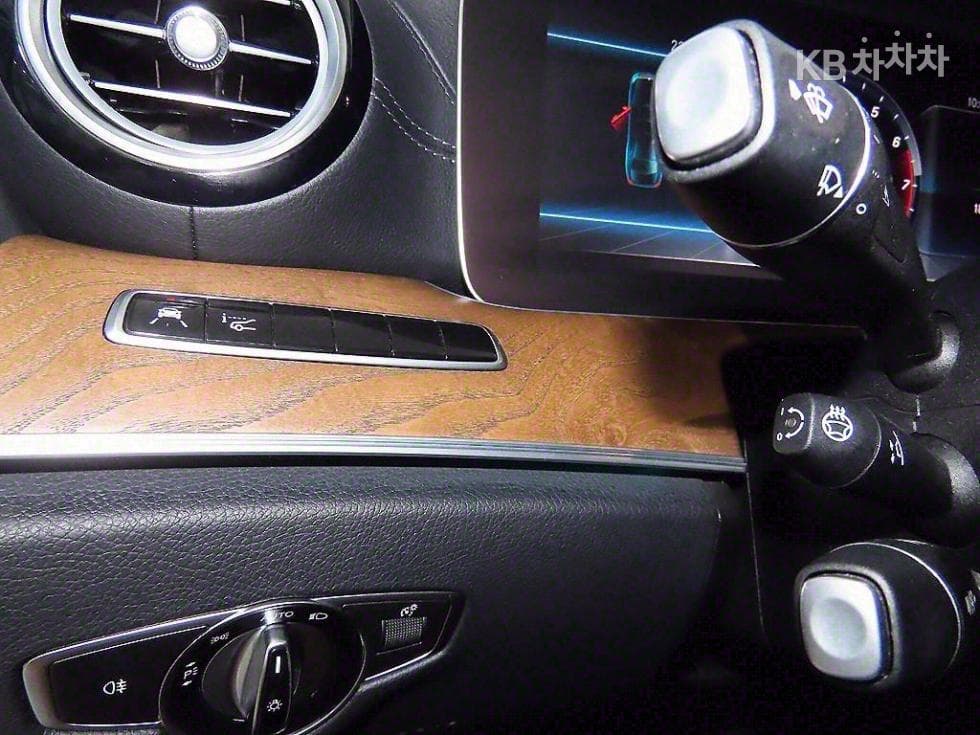 Mercedes-Benz E-Клас (W213)E300 4Matic Exclusive - 14