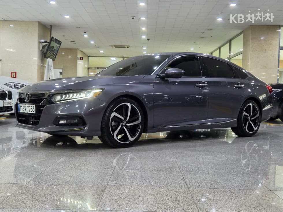 혼다 어코드 10세대 2.0 Turbo - Image 1