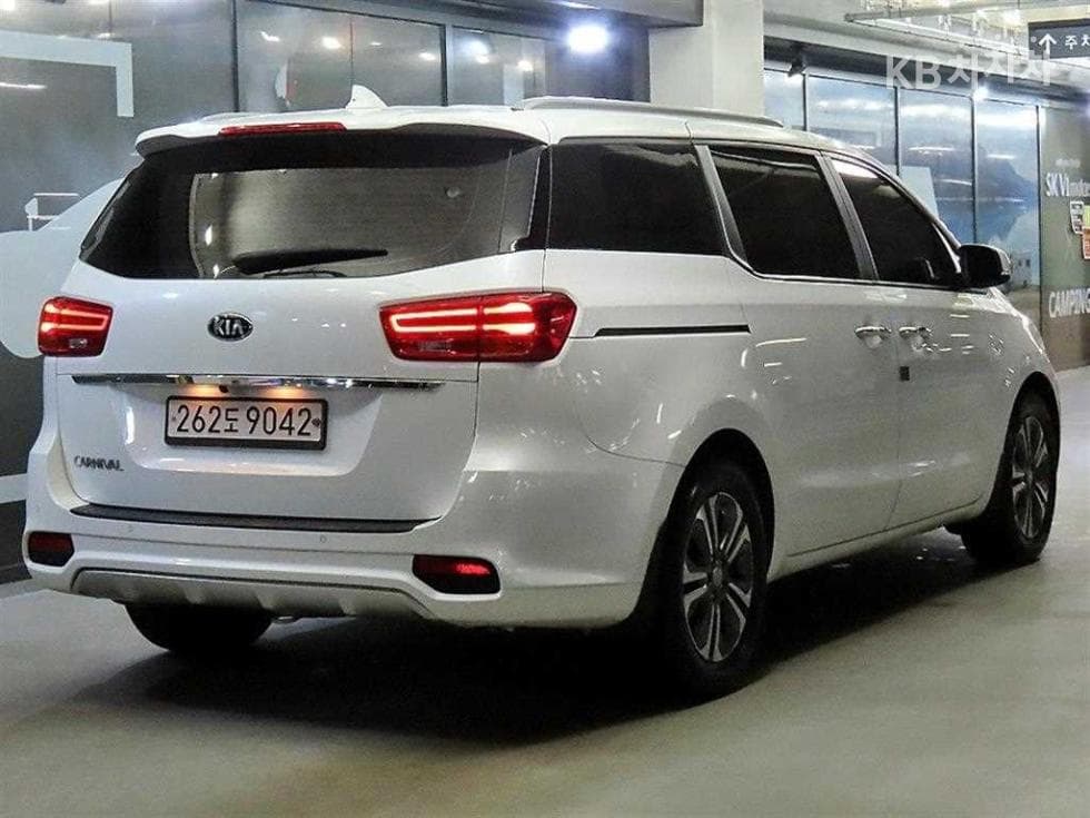 Kia The New (facelift) Carnival9-seater 2.2 Diesel Luxury - 4