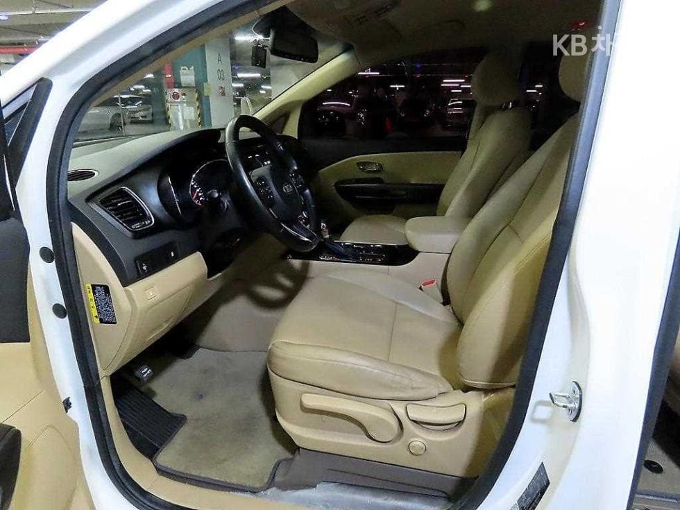 Kia The New (facelift) Carnival9-seater 2.2 Diesel Luxury - 6