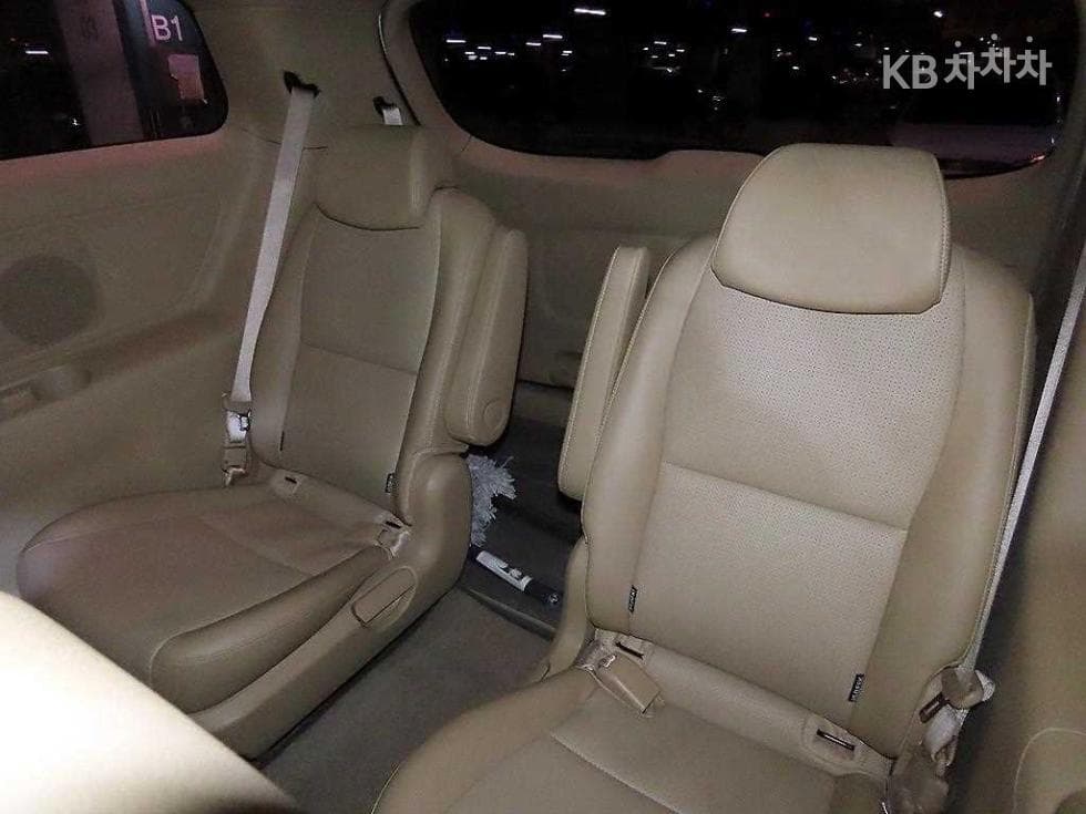 Kia The New (facelift) Carnival9-seater 2.2 Diesel Luxury - 8