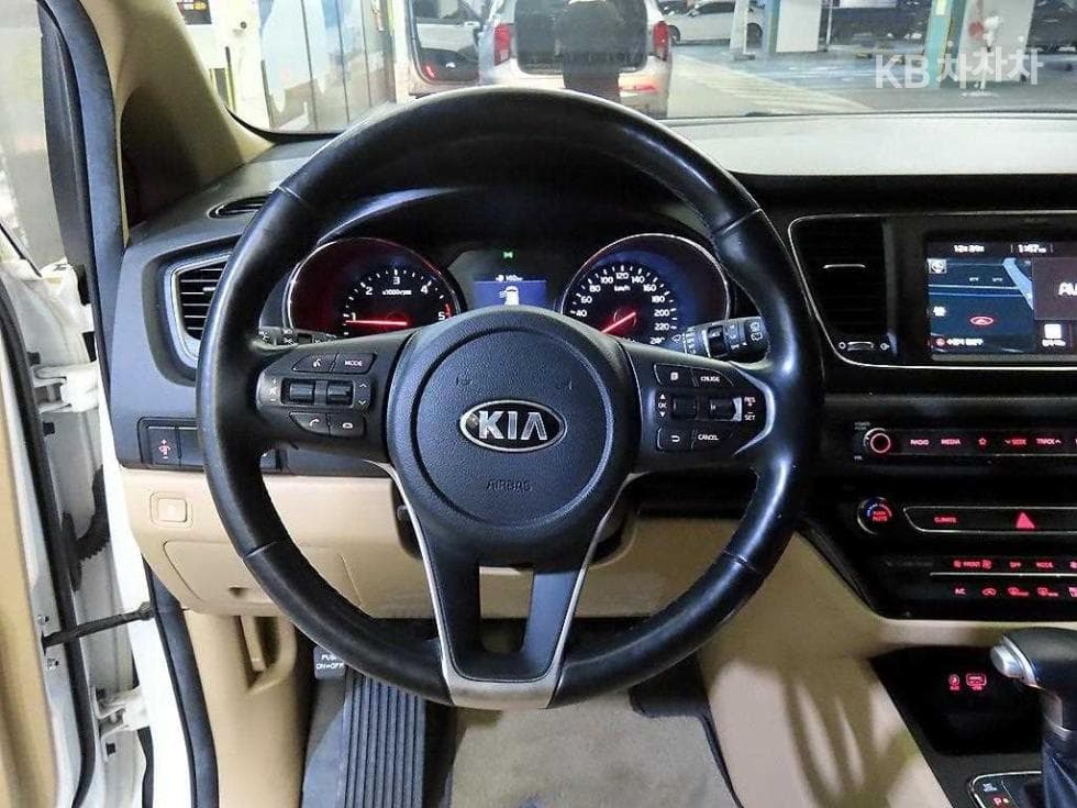 Kia The New (facelift) Carnival9-seater 2.2 Diesel Luxury - 9