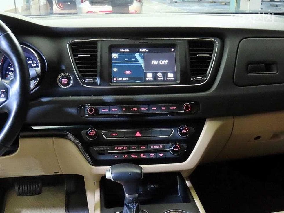 Kia The New (facelift) Carnival9-seater 2.2 Diesel Luxury - 12